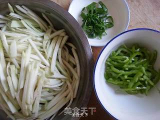 茄条炒青尖椒的做法步骤：1