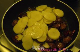 麻辣肠烧土豆的做法步骤：7