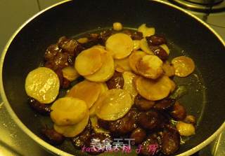 麻辣肠烧土豆的做法步骤：8