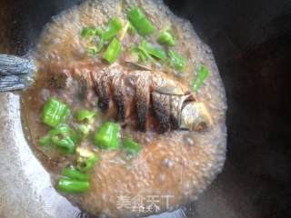 简单红烧鲫鱼的做法步骤：5