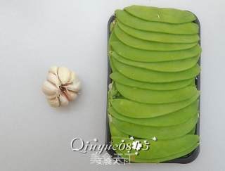 蒜香荷兰豆的做法步骤：1