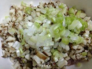 香菇咸蛋蒸肉饼~ 你是我的小呀小太阳^_^的做法步骤：4