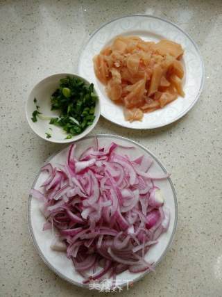 鸡肉洋葱小炒的做法步骤：1