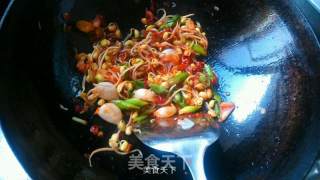 酸辣粉条煲的做法步骤：3