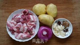 红烧肉炖土豆的做法步骤：1