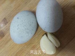 凉拌松花蛋--皮蛋的做法步骤：1