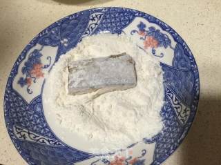 香煎炸带鱼的做法步骤：2