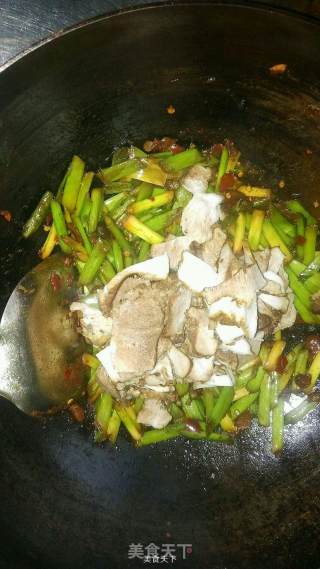 香辣蒜苗炒熟肉的做法步骤：4