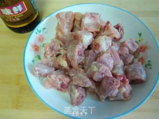 香辣鸡脖的做法步骤：1