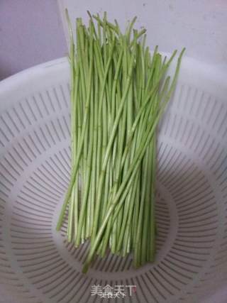 芦蒿炒香肠的做法步骤：2