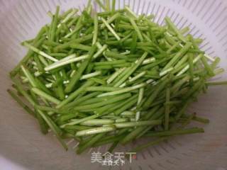 芦蒿炒香肠的做法步骤：3