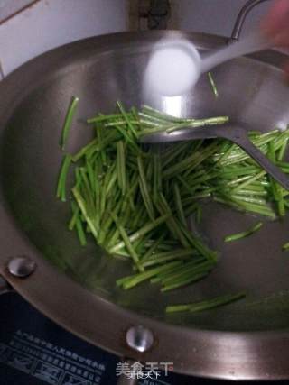 芦蒿炒香肠的做法步骤：4