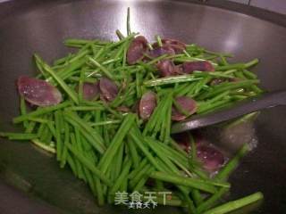 芦蒿炒香肠的做法步骤：5