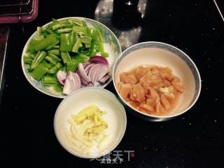 青椒洋葱炒鸡肉的做法步骤：1