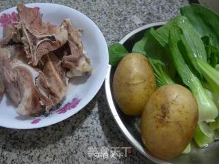 青菜土豆肉骨汤的做法步骤：1