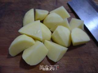 青菜土豆肉骨汤的做法步骤：2