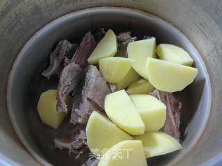 青菜土豆肉骨汤的做法步骤：3
