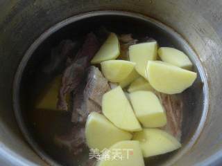 青菜土豆肉骨汤的做法步骤：5