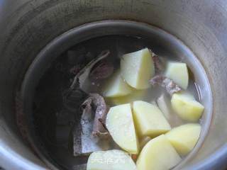 青菜土豆肉骨汤的做法步骤：7