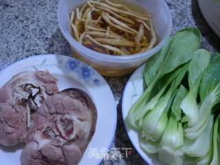 黄花菜青菜小蹄髈汤的做法步骤：1