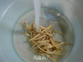 黄花菜青菜小蹄髈汤的做法步骤：2