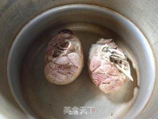 黄花菜青菜小蹄髈汤的做法步骤：3