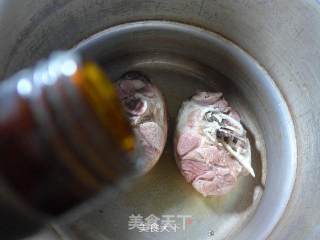 黄花菜青菜小蹄髈汤的做法步骤：4