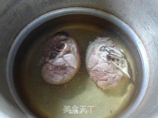 黄花菜青菜小蹄髈汤的做法步骤：5