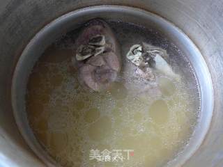 黄花菜青菜小蹄髈汤的做法步骤：7