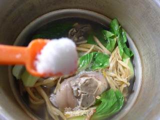 黄花菜青菜小蹄髈汤的做法步骤：9