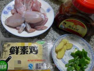 鲜素鸡烧牛蛙的做法步骤：1