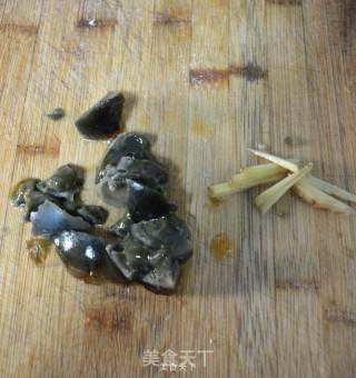 皮蛋滚枸杞叶的做法步骤：1