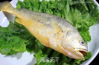 清蒸黄花鱼的做法步骤：1