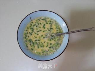 10分钟快手早餐~葱香蛋煎饼的做法步骤：2
