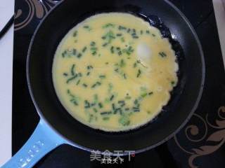 10分钟快手早餐~葱香蛋煎饼的做法步骤：3