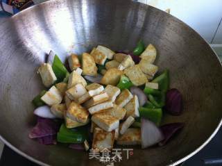 青椒圆葱烧豆腐的做法步骤：8