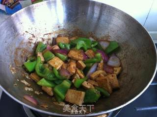 青椒圆葱烧豆腐的做法步骤：11