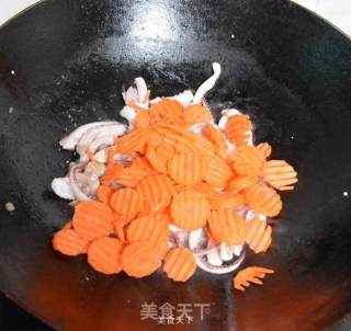 荷兰豆胡萝卜炒鱿鱼须的做法步骤：8