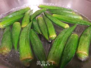 秋葵炒肉 男人菜补肾菜的做法步骤：1