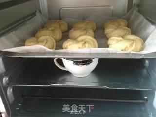 椰蓉花型面包的做法步骤：17