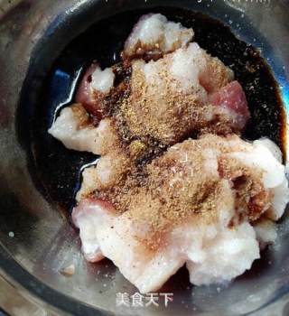 菜鸟也能包粽子：五香鲜肉粽的做法步骤：1