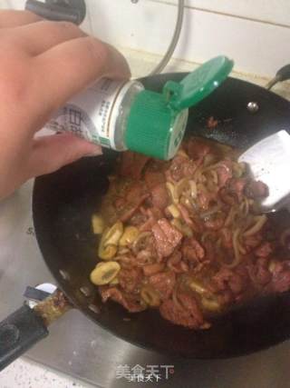 洋葱蘑菇炒牛柳的做法步骤：8