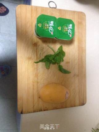 薄荷芒果奶昔的做法步骤：1