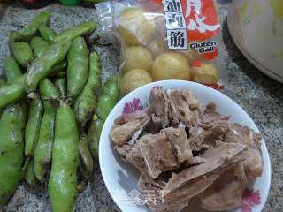油面筋蚕豆肉骨汤的做法步骤：1