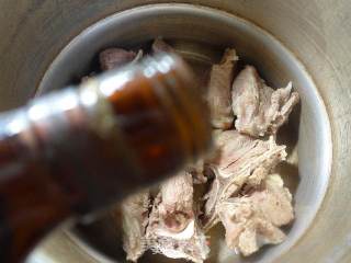 油面筋蚕豆肉骨汤的做法步骤：4