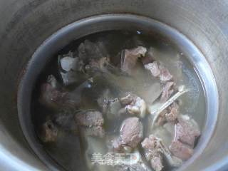 油面筋蚕豆肉骨汤的做法步骤：7