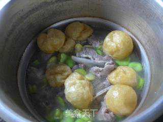 油面筋蚕豆肉骨汤的做法步骤：11
