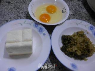 雪菜鸡蛋炒老豆腐的做法步骤：1