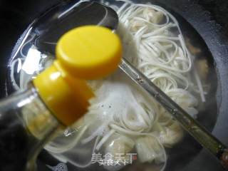 鲜虾小馄饨汤面的做法步骤：4