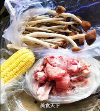 茶树菇玉米排骨汤的做法步骤：1